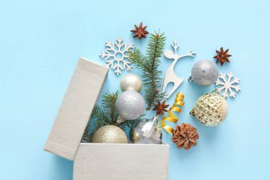 Renk arkaplanındaki güzel Noel kompozisyonu