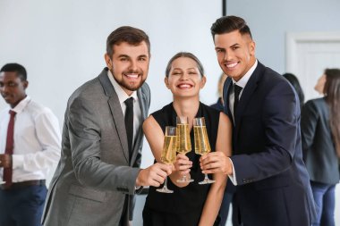 Gençler yeni yılı ofis partisinde kutluyor.