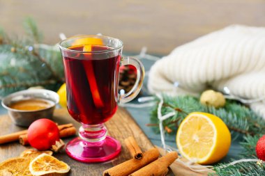 Masada bir bardak lezzetli sıcak şarap.