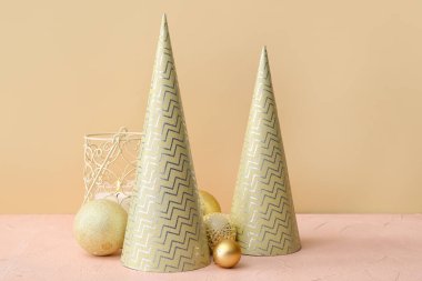 Masadaki güzel Noel süslemeleri