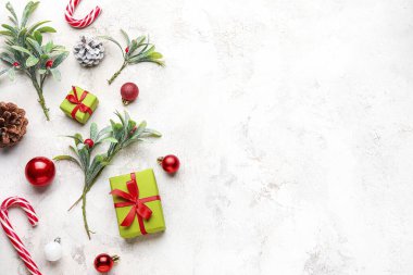 Beyaz arka planda ökseotu dalları ve dekoru olan Noel kompozisyonu