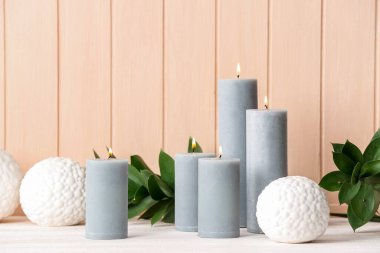 Odadaki güzel aroma mumları.