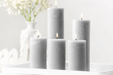 Odadaki güzel aroma mumları.