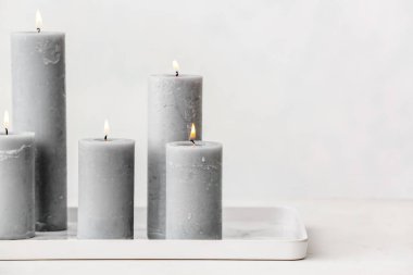 Beyaz arka planda güzel aroma mumları