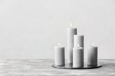 Gri arkaplanda güzel aroma mumları