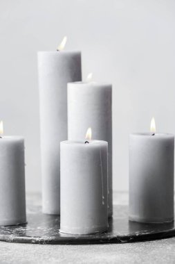 Gri arkaplanda güzel aroma mumları