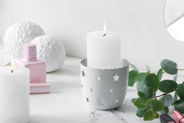 Odadaki tuvalet masasında güzel aroma mumları.