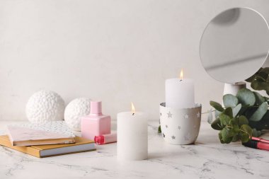 Odadaki tuvalet masasında güzel aroma mumları.