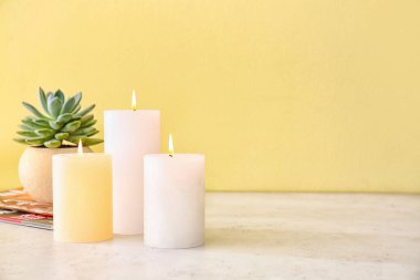 Odadaki güzel aroma mumları.