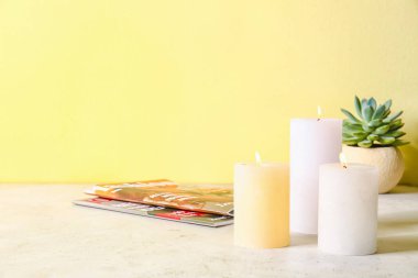 Odadaki güzel aroma mumları.