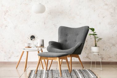 Oturma odasının koltuğu çok şık.