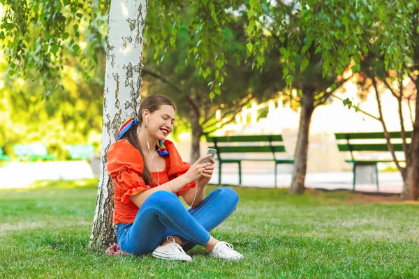 Beautiful Young Woman Listening Music While Relaxing Park — Stock Photo, Image