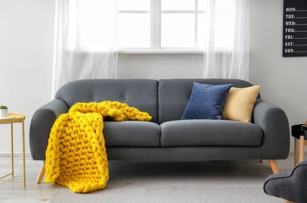 Intérieur Chambre Moderne Avec Canapé Plaid Tricoté — Photo