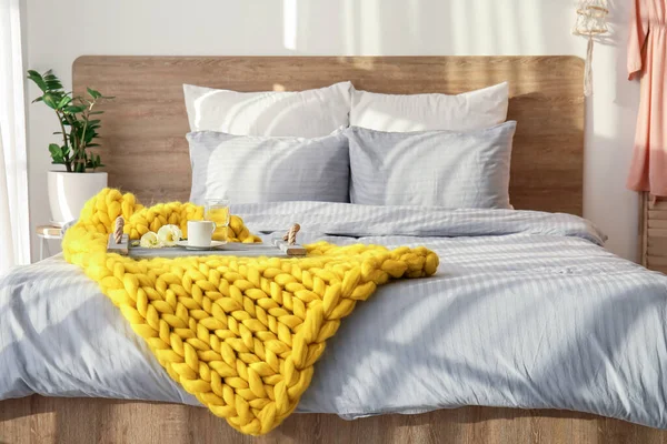 Gestrickte Plaid Mit Frühstück Auf Dem Bett Hause — Stockfoto