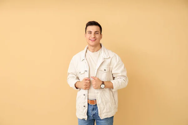 Jeune Homme Avec Montre Bracelet Sur Fond Couleur — Photo