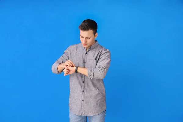 Hombre Joven Con Reloj Pulsera Sobre Fondo Color — Foto de Stock