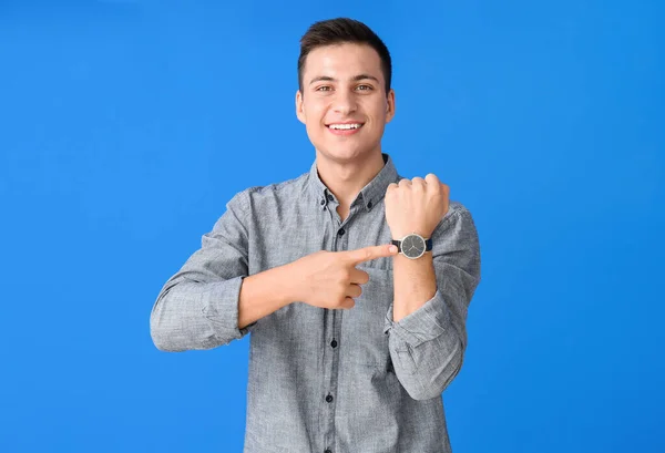 Ung Man Med Armbandsur Färg Bakgrund — Stockfoto