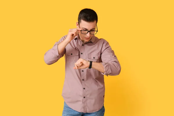 Young Man Wristwatch Color Background — Stock Photo, Image