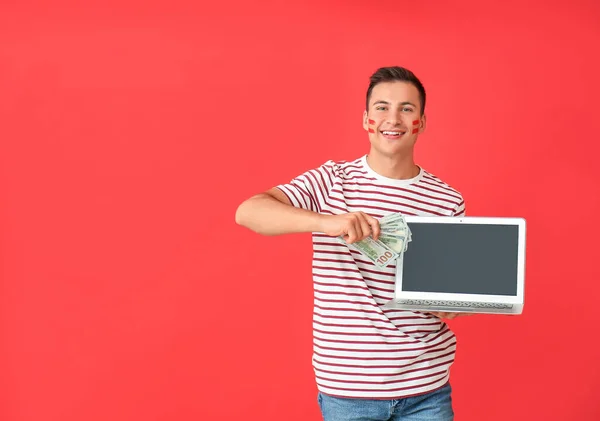 Homem Feliz Com Laptop Dinheiro Fundo Cor Conceito Aposta Desportiva — Fotografia de Stock