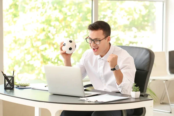 Empresário Feliz Depois Ganhar Sua Aposta Esportiva Escritório — Fotografia de Stock