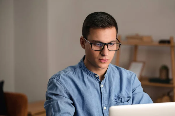 Jeune Homme Travaillant Sur Ordinateur Portable Bureau Tard Dans Soirée — Photo