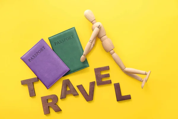 Mannequin Bois Avec Mot Travel Passeports Sur Fond Couleur — Photo