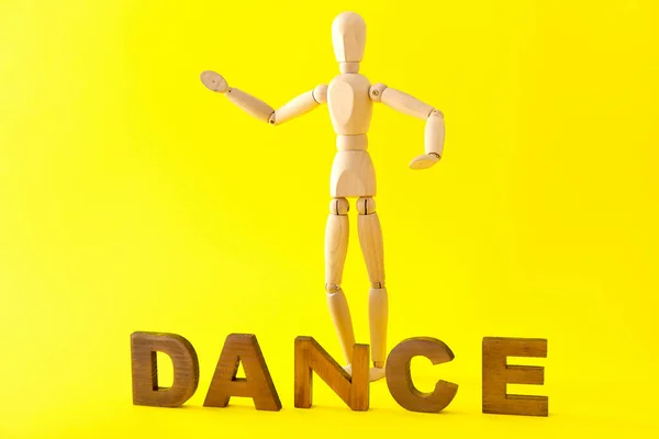 Renk Arkaplanında Dance Sözcüğüyle Ahşap Manken — Stok fotoğraf