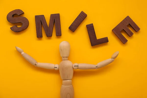 Ξύλινη Κούκλα Λέξη Smile Φόντο Χρώματος — Φωτογραφία Αρχείου