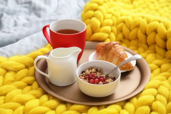 Yatakta lezzetli kahvaltı tepsisi