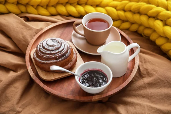 Yatakta lezzetli kahvaltı tepsisi