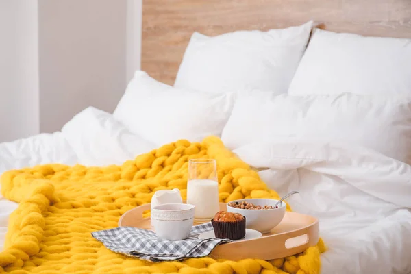 Bandeja Con Sabroso Desayuno Cama — Foto de Stock