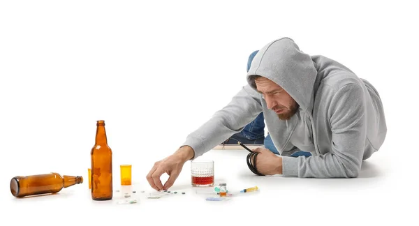 白地に麻薬とアルコールが入った男性中毒 中毒の概念 — ストック写真