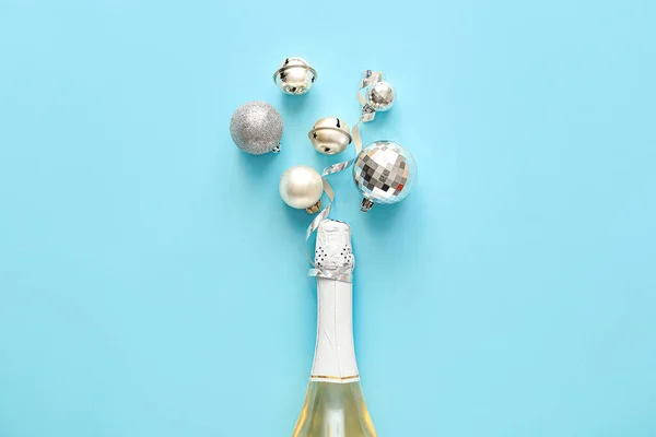 Bellissimo Arredamento Natalizio Con Bottiglia Champagne Sfondo Colori — Foto Stock