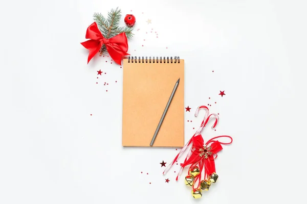 Gyönyörű Karácsonyi Kompozíció Notebook Fehér Háttér — Stock Fotó