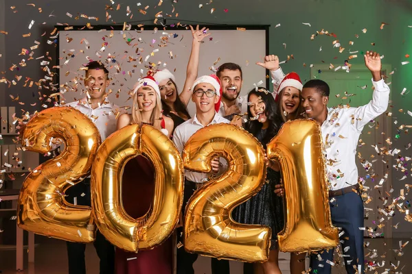 Jovens Comemorando Ano Novo Festa Corporativa Escritório — Fotografia de Stock