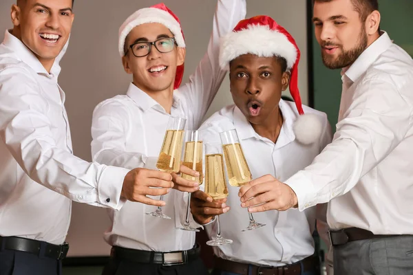 Los Hombres Jóvenes Celebran Año Nuevo Fiesta Corporativa Oficina —  Fotos de Stock