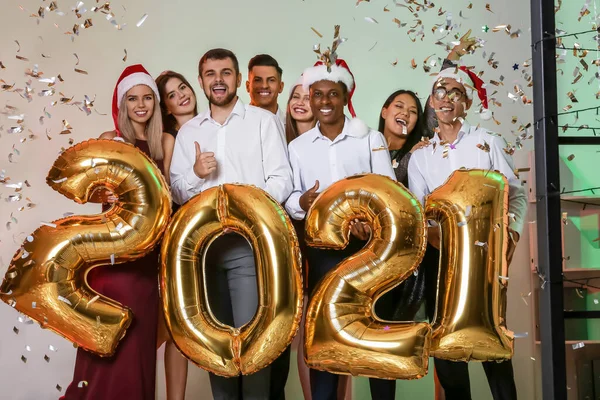 Jovens Comemorando Ano Novo Festa Corporativa Escritório — Fotografia de Stock