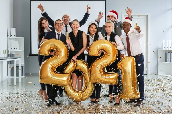 Jovens Comemorando Ano Novo Festa Corporativa Escritório — Fotografia de Stock