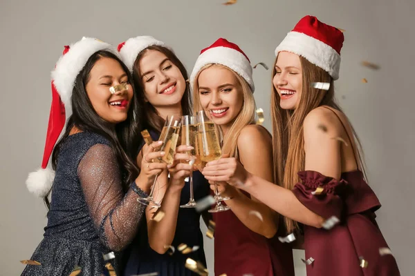 Νεαρές Γυναίκες Γιορτάζουν Την Πρωτοχρονιά Στο Εταιρικό Πάρτι Στο Γραφείο — Φωτογραφία Αρχείου