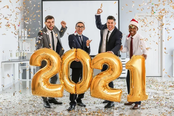 Jonge Mannen Vieren Nieuwjaar Bedrijfsfeest Functie — Stockfoto