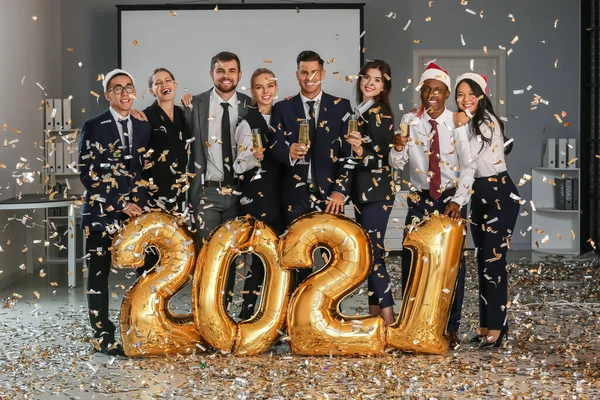 Jovens Comemorando Ano Novo Festa Corporativa Escritório — Fotografia de Stock