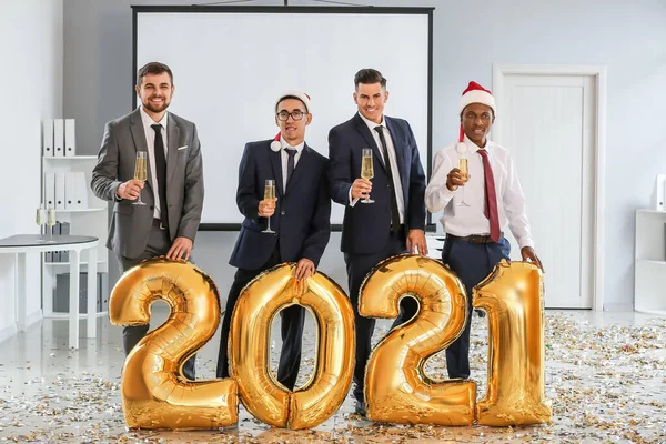 Jonge Mannen Vieren Nieuwjaar Bedrijfsfeest Functie — Stockfoto