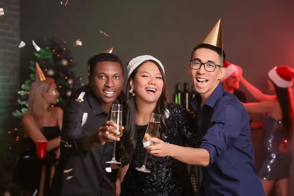 Jovens Comemorando Ano Novo Clube Noturno — Fotografia de Stock