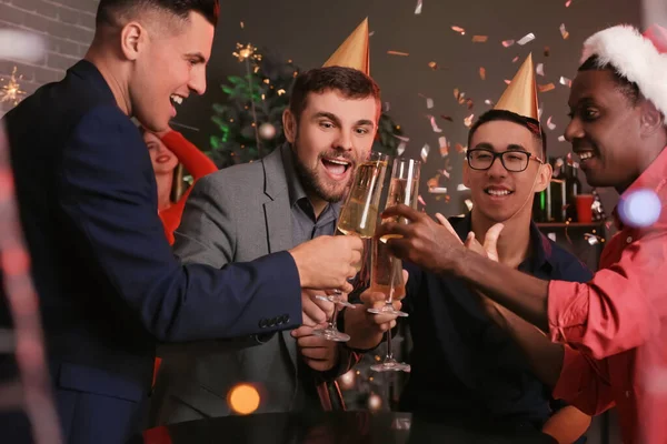 Mladí Muži Slaví Nový Rok Nočním Klubu — Stock fotografie