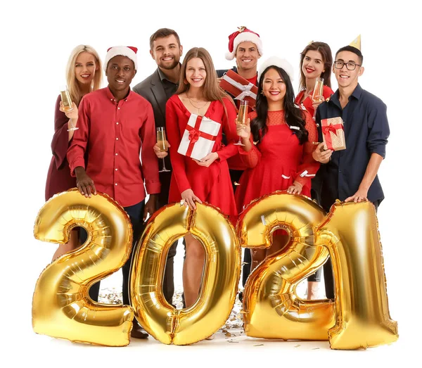 Jovens Com Presentes Balões Sobre Fundo Branco Feliz Ano Próximo — Fotografia de Stock