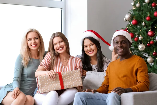 Jovens Comemorando Ano Novo Festa Casa — Fotografia de Stock