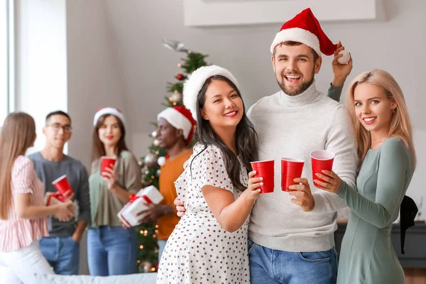 Jovens Comemorando Ano Novo Festa Casa — Fotografia de Stock