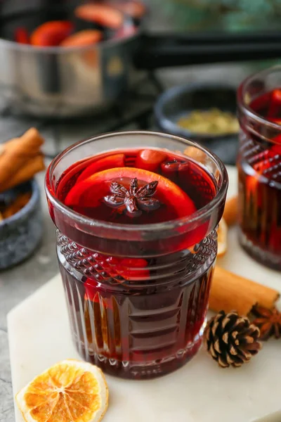 Ein Glas Leckeren Glühwein Auf Dem Tisch Nahaufnahme — Stockfoto