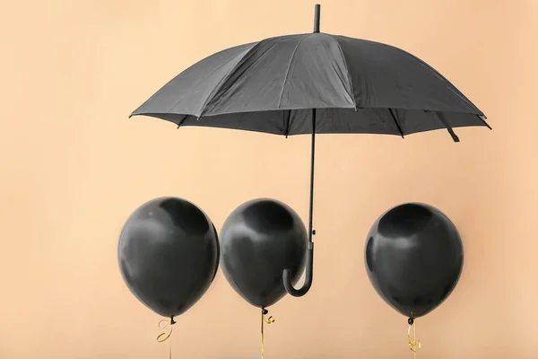 彩色背景的黑色气球和伞 — 图库照片