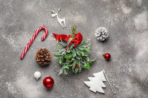 Weihnachtskomposition Mit Mistelzweigen Und Dekor Auf Grauem Hintergrund — Stockfoto